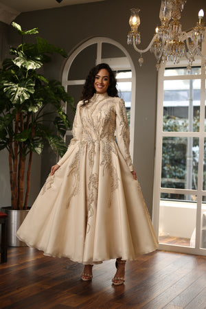 Altın İşlemeli Yüksek Yaka Şampanya Rengi Abiye Elbise