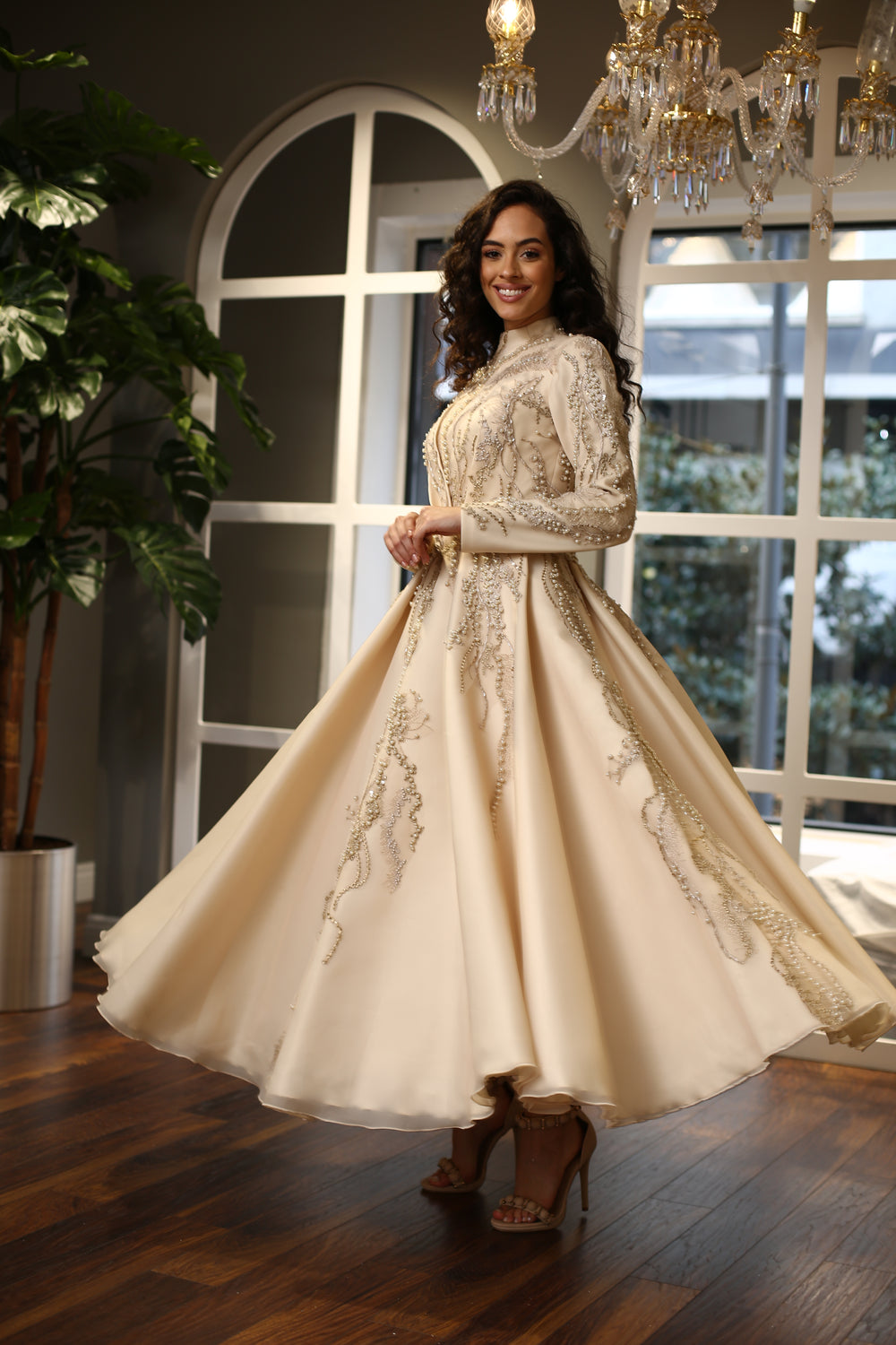 Altın İşlemeli Yüksek Yaka Şampanya Rengi Abiye Elbise