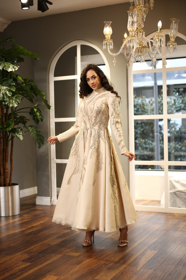 Altın İşlemeli Yüksek Yaka Şampanya Rengi Abiye Elbise