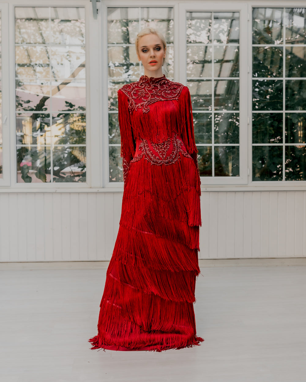 Kırmızı Saçak Detaylı Taş İşlemeli Uzun Abiye Elbise