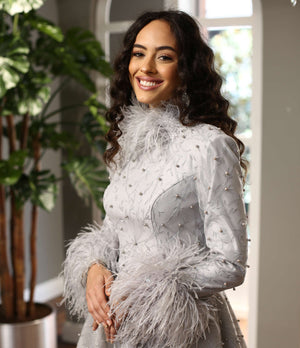 Tüylü Manşetli Yüksek Yaka Gri İşlemeli Abiye Elbise