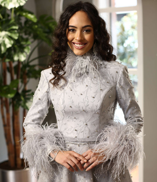 Tüylü Manşetli Yüksek Yaka Gri İşlemeli Abiye Elbise