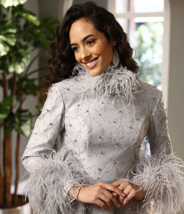 Tüylü Manşetli Yüksek Yaka Gri İşlemeli Abiye Elbise