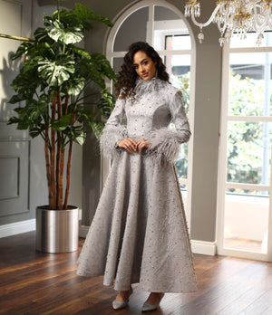 Tüylü Manşetli Yüksek Yaka Gri İşlemeli Abiye Elbise