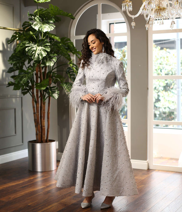 Tüylü Manşetli Yüksek Yaka Gri İşlemeli Abiye Elbise