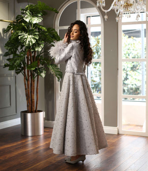 Tüylü Manşetli Yüksek Yaka Gri İşlemeli Abiye Elbise