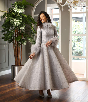 Tüylü Manşetli Yüksek Yaka Gri İşlemeli Abiye Elbise