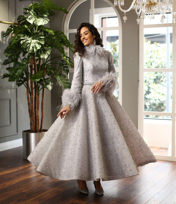 Tüylü Manşetli Yüksek Yaka Gri İşlemeli Abiye Elbise