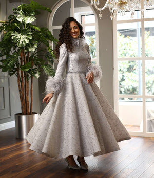 Tüylü Manşetli Yüksek Yaka Gri İşlemeli Abiye Elbise