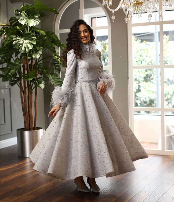 Tüylü Manşetli Yüksek Yaka Gri İşlemeli Abiye Elbise