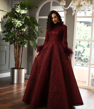 Tüylü Manşetli Yüksek Yaka Bordo İşlemeli Abiye Elbise