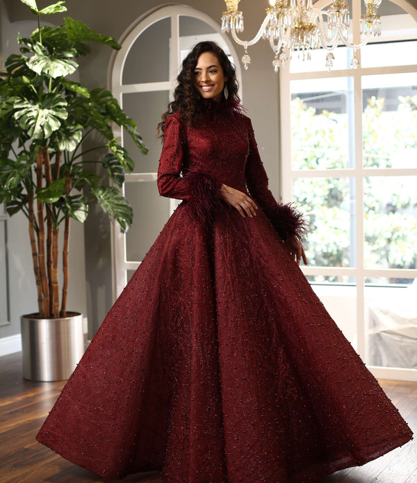 Tüylü Manşetli Yüksek Yaka Bordo İşlemeli Abiye Elbise