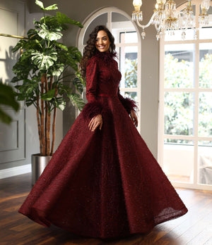 Tüylü Manşetli Yüksek Yaka Bordo İşlemeli Abiye Elbise