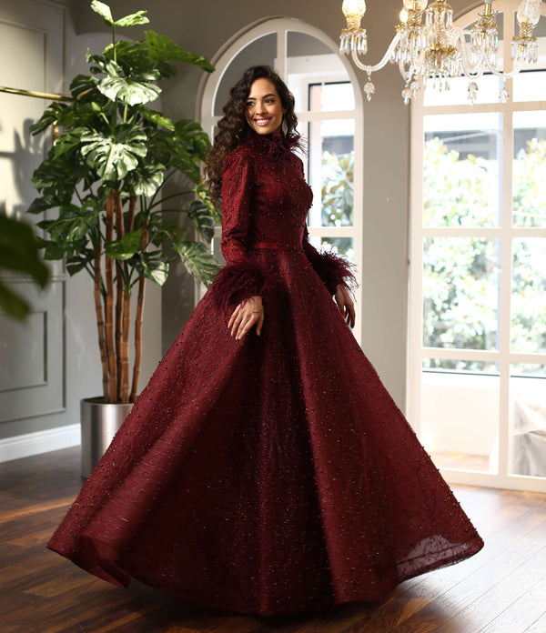 Tüylü Manşetli Yüksek Yaka Bordo İşlemeli Abiye Elbise