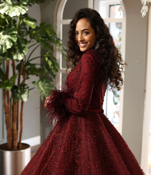 Tüylü Manşetli Yüksek Yaka Bordo İşlemeli Abiye Elbise