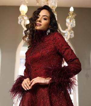 Tüylü Manşetli Yüksek Yaka Bordo İşlemeli Abiye Elbise