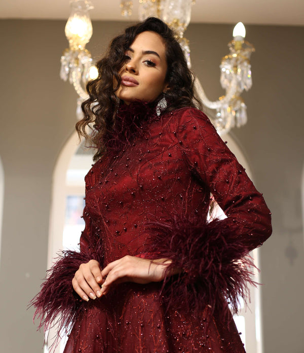 Tüylü Manşetli Yüksek Yaka Bordo İşlemeli Abiye Elbise