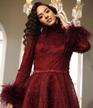 Tüylü Manşetli Yüksek Yaka Bordo İşlemeli Abiye Elbise