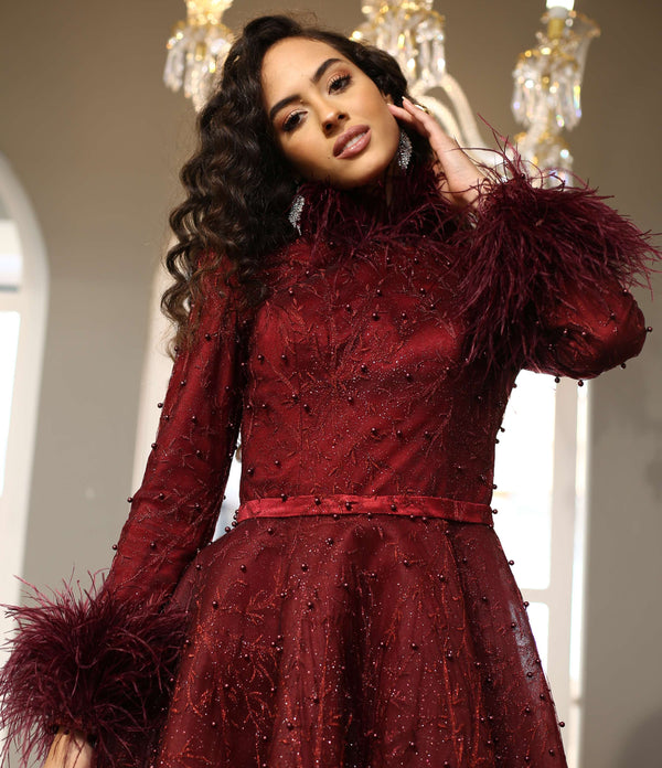 Tüylü Manşetli Yüksek Yaka Bordo İşlemeli Abiye Elbise