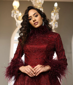 Tüylü Manşetli Yüksek Yaka Bordo İşlemeli Abiye Elbise