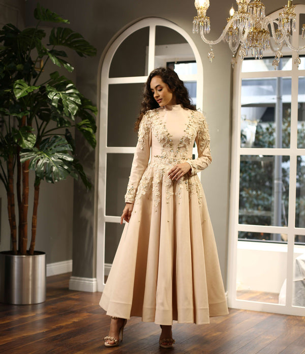 İnci ve Çiçek İşlemeli Yüksek Yaka Nude Midi Abiye Elbise