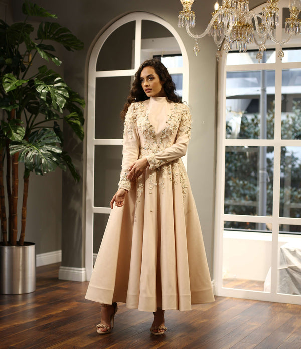 İnci ve Çiçek İşlemeli Yüksek Yaka Nude Midi Abiye Elbise