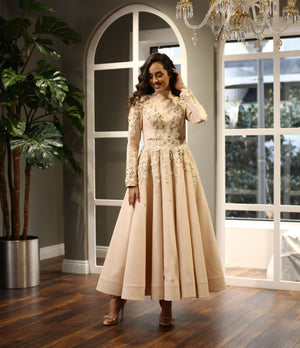 İnci ve Çiçek İşlemeli Yüksek Yaka Nude Midi Abiye Elbise