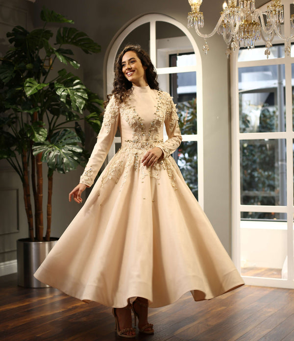 İnci ve Çiçek İşlemeli Yüksek Yaka Nude Midi Abiye Elbise