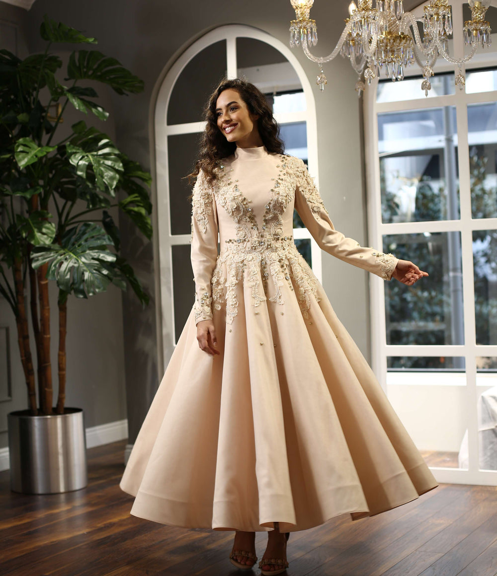 İnci ve Çiçek İşlemeli Yüksek Yaka Nude Midi Abiye Elbise