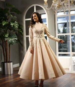 İnci ve Çiçek İşlemeli Yüksek Yaka Nude Midi Abiye Elbise