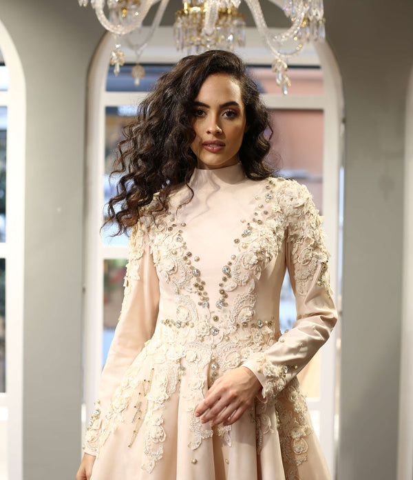 İnci ve Çiçek İşlemeli Yüksek Yaka Nude Midi Abiye Elbise