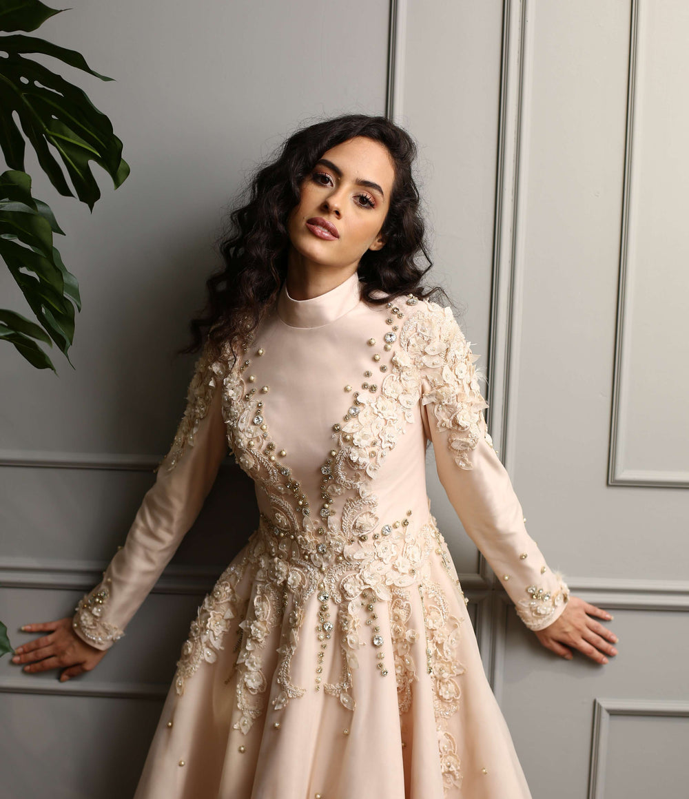 İnci ve Çiçek İşlemeli Yüksek Yaka Nude Midi Abiye Elbise