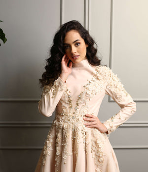 İnci ve Çiçek İşlemeli Yüksek Yaka Nude Midi Abiye Elbise