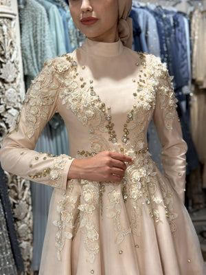 İnci ve Çiçek İşlemeli Yüksek Yaka Nude Midi Abiye Elbise