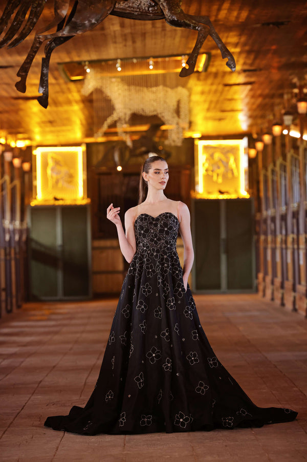 Siyah Çiçek Desenli Straplez Nişan Elbisesi