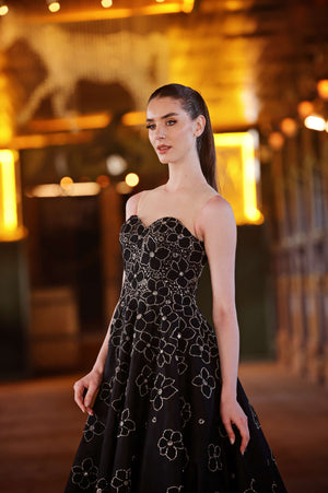 Siyah Çiçek Desenli Straplez Nişan Elbisesi