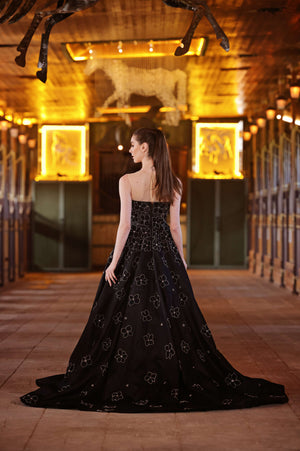 Siyah Çiçek Desenli Straplez Nişan Elbisesi