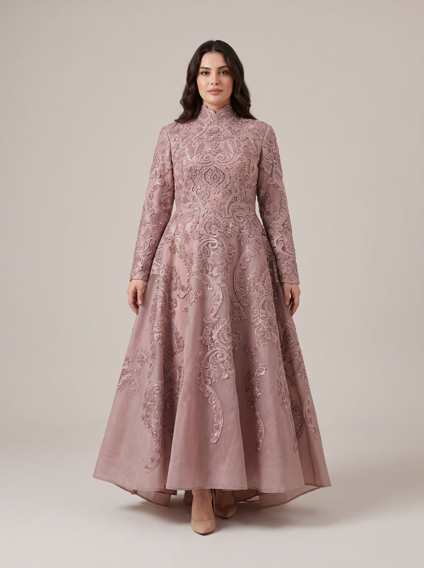 Mauve Organze Barok Boncuk İşlemeli Dik Yaka Sırt Açık Uzun Kollu Abiye Elbise