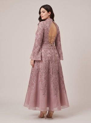 Mauve Organze Barok Boncuk İşlemeli Dik Yaka Sırt Açık Uzun Kollu Abiye Elbise