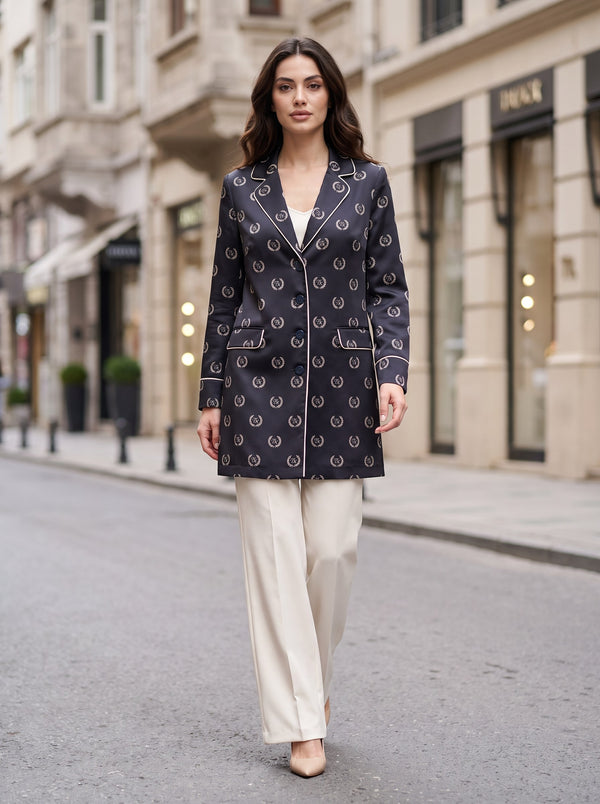 Lacivert Saten Monogram Desenli Krem Biyeli Uzun Blazer Ceket