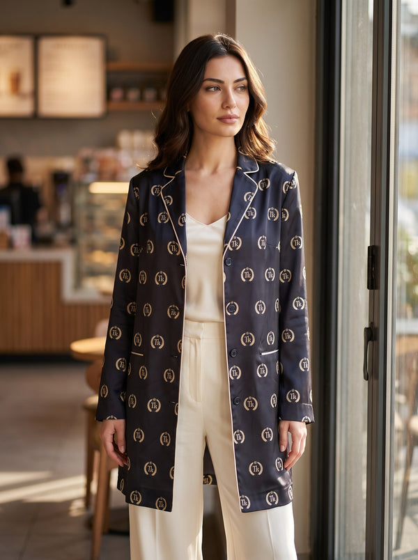Lacivert Saten Monogram Desenli Krem Biyeli Uzun Blazer Ceket