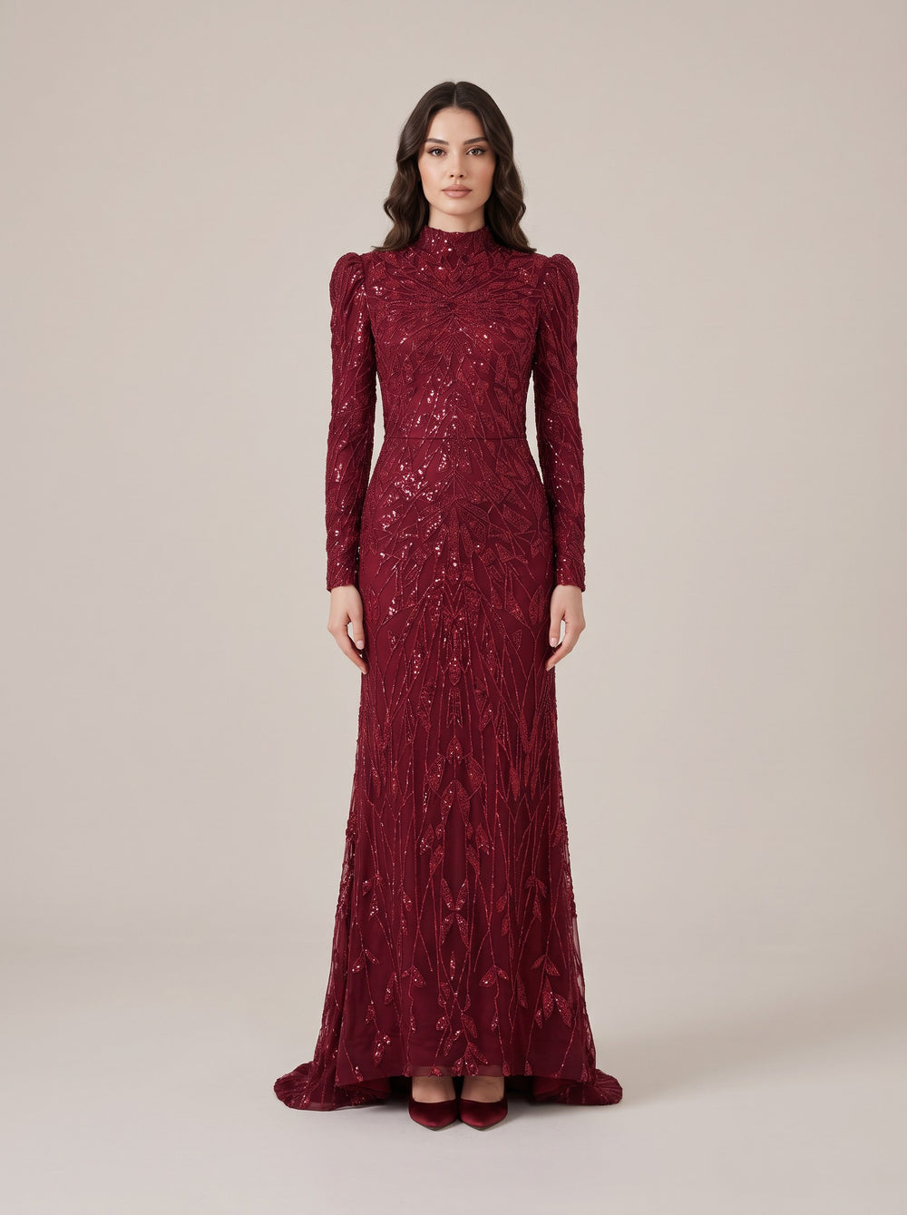 Bordo Payet ve Boncuk İşlemeli Dik Yaka Balık Kesim Kuyruklu Abiye Elbise