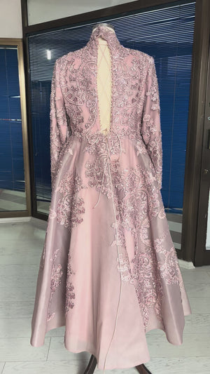 mauve-organze-barok-boncuk-islemeli-dik-yaka-sirt-acik-uzun-kollu-abiye-elbise