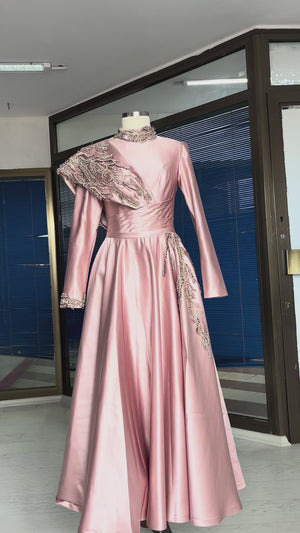 pembe-saten-tek-omuz-pelerin-detayli-boncuk-islemeli-dik-yaka-abiye-elbise