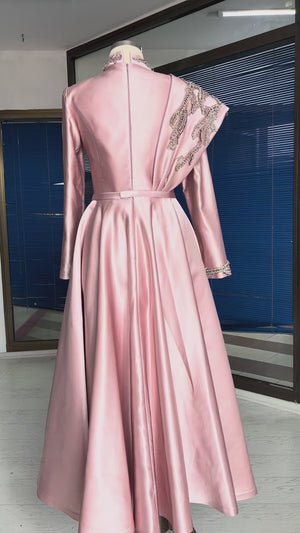 pembe-saten-tek-omuz-pelerin-detayli-boncuk-islemeli-dik-yaka-abiye-elbise