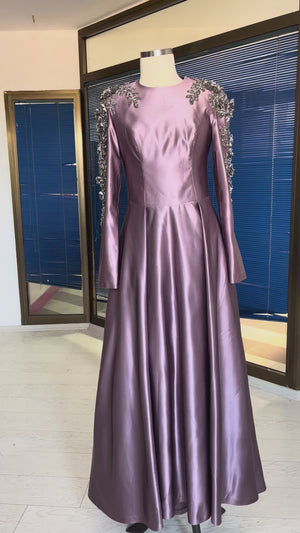 Gri Mor Saten Kolları Üç Boyutlu Boncuk İşlemeli Uzun Kollu A Kesim Abiye Elbise