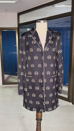 Lacivert Saten Monogram Desenli Krem Biyeli Uzun Blazer Ceket