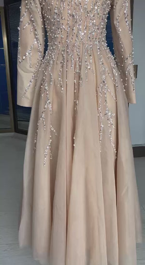 Nude Somon Gümüş Taş ve İnci İşlemeli Yüksek Yaka Uzun Kollu Tül Etekli Abiye Elbise