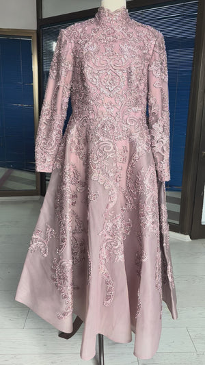 mauve-organze-barok-boncuk-islemeli-dik-yaka-sirt-acik-uzun-kollu-abiye-elbise